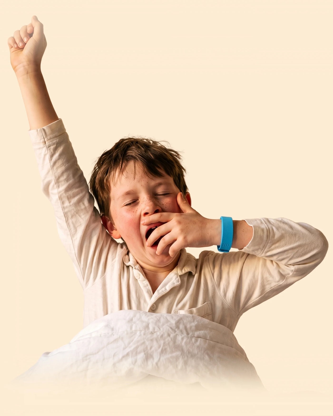 Enfant qui se réveille avec son bracelet
